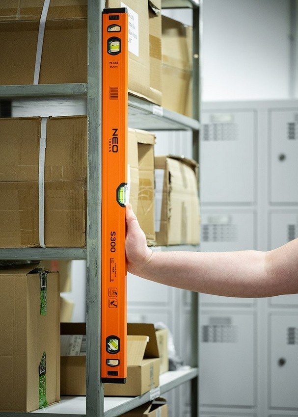 Poziomnica aluminiowa 80 cm z 3 libellami to niezastąpione narzędzie do precyzyjnych pomiarów pionu i poziomu w domu i warsztacie.